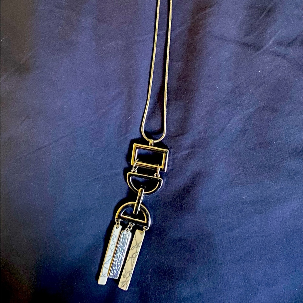 Necklace with geometric shape pendant